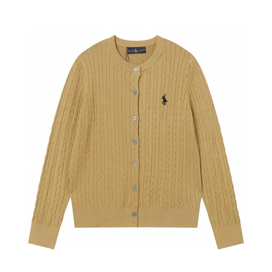 P166 Style No.: 602 -Ralph Lauren RL cardigan with classic war horse logo embroidery on the chest, long-sleeved sweater sweater jacket -The item is made of custom-dyed and custom-spun yarn, purchased from the original version. A full set of customized accessories. Details determine success or failure. Heavy new autumn and winter style. The weight of the item is as high as 800 grams. It is soft and delicate and does not tie the body. The upper body effect is very nice. Loose fit. Women's style. -Color: black, off-white, milk tea, light gray, dark gray. Navy blue red khaki red - Size: S / M / L S size 80-100 catties M size 100-120 catties Large size 120-135 catties